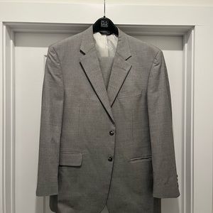Jos A Bank Gray Suit (44 R x 39 R)